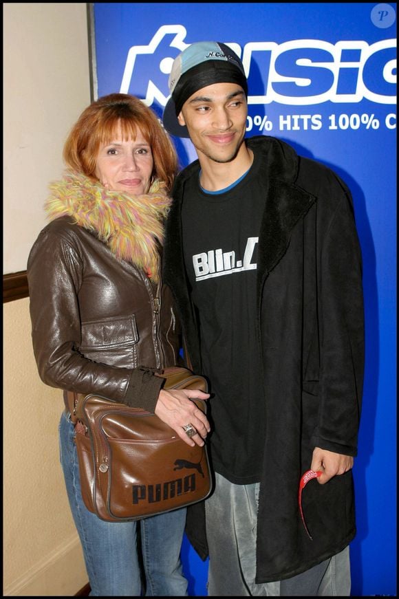 Archives – Clémentine Célarié et son fils lors de la soirée de lancement des chaînes M6 Music Rock et M6 Music Black à l’Espace Wagram, à Paris, le 10 janvier 2005.
Guillaume Gaffiot / Bestimage