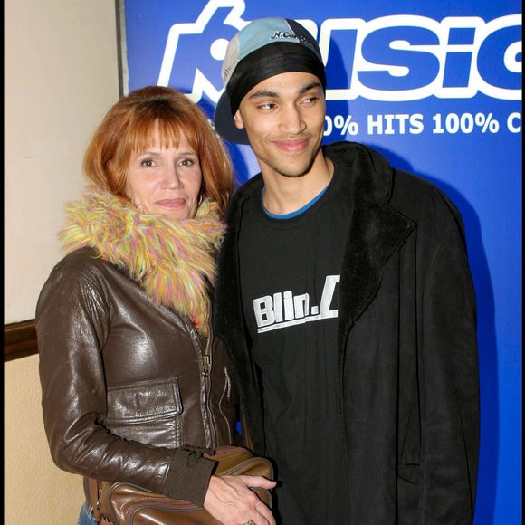 Archives – Clémentine Célarié et son fils lors de la soirée de lancement des chaînes M6 Music Rock et M6 Music Black à l’Espace Wagram, à Paris, le 10 janvier 2005.
Guillaume Gaffiot / Bestimage