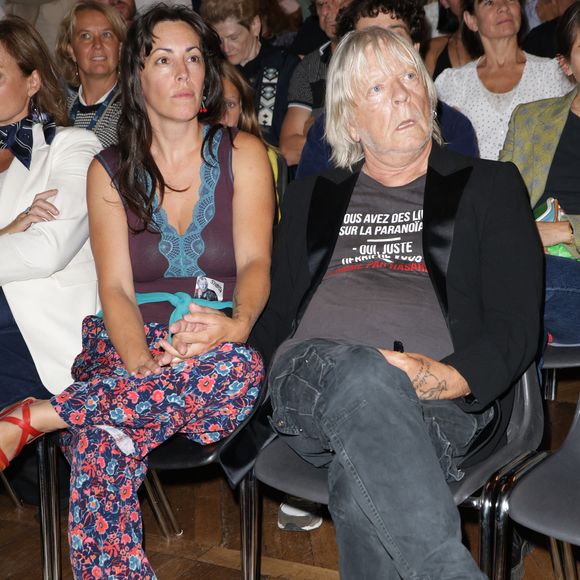 Le chanteur Renaud (Renaud Séchan) et sa femme Cerise - Les amis musiciens de Renaud ont donné un concert à la Mairie du 13ème à Paris le 5 septembre 2024, en hommage au chanteur et à l'occasion de l'exposition "Renaud, Des mots et des images" et de la sortie d'un recueil regroupant des œuvres d'artistes contemporains illustrant ses chansons par vingt artistes. © Coadic Guirec/Bestimage