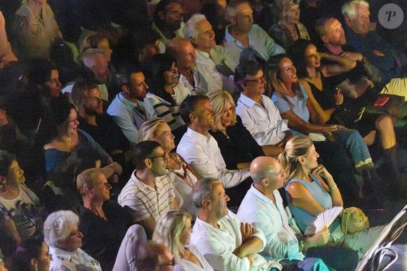 Arrivés à la dernière minute et acclamés par le public,

Le président Emmanuel Macron et sa femme Brigitte dans le public au spectacle de Dany Boon "Clown n'est pas un métier" lors du 41ème Festival de Ramatuelle le 12 août 2025.

© Cyril Bruneau / Bestimage