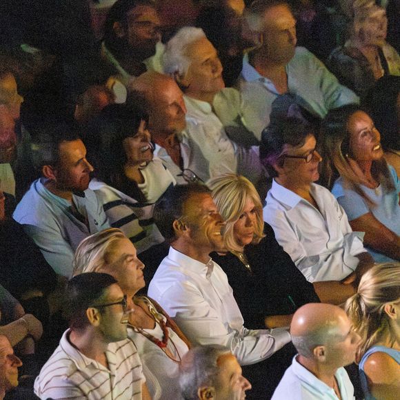 Arrivés à la dernière minute et acclamés par le public,

Le président Emmanuel Macron et sa femme Brigitte dans le public au spectacle de Dany Boon "Clown n'est pas un métier" lors du 41ème Festival de Ramatuelle le 12 août 2025.

© Cyril Bruneau / Bestimage