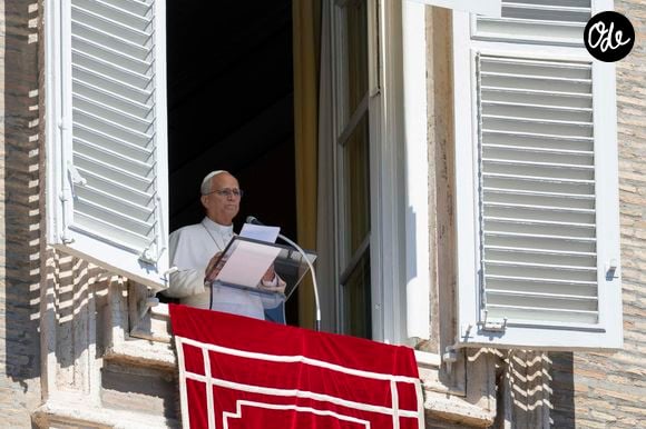 La ferveur est telle que "l'effet Léon XIV" écrase presque "l'effet Céline Dion", souligne Le Parisien.

13 septembre 2026, Cité du Vatican : Le pape Léon XIV dirige sa prière de l'Angélus depuis la fenêtre de son bureau surplombant la place Saint-Pierre, Cité du Vatican, le 13 septembre 2026. ANSA/VATICAN MEDIA + UFFICIO STAMPA, BUREAU DE PRESSE, PHOTO FOURNIE, INTERDIT À LA VENTE, USAGE ÉDITORIAL UNIQUEMENT + NPK Crédit image : © ANSA via ZUMA Press