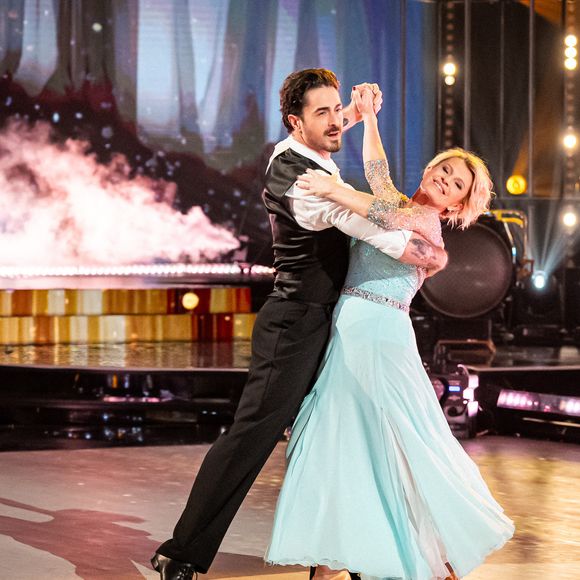 Sophie Davant et son partenaire Nicolas Archambault, lors du prime de "Danse avec les stars 2025", le 21 février
