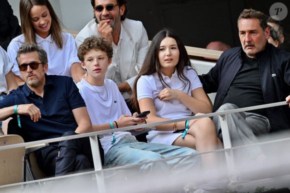 Gilles Lellouche et Guillaume Canet sont présents dans les tribunes lors des Internationaux de France à Roland Garros le 8 juin 2025 à Paris, France. Photo par ABACAPRESS.COM