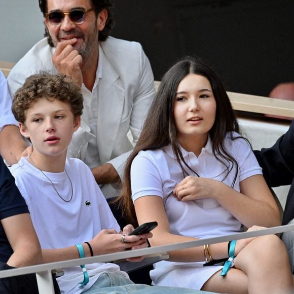 Gilles Lellouche et Guillaume Canet sont présents dans les tribunes lors des Internationaux de France à Roland Garros le 8 juin 2025 à Paris, France. Photo par ABACAPRESS.COM