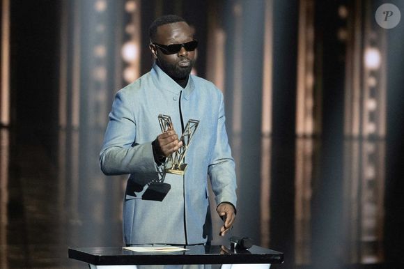 Maitre Gims célèbre après avoir reçu le prix de l'artiste masculin de l'année lors de la 40ème édition des Victoires de la Musique à La Seine Musicale le 14 février 2025 à Boulogne-Billancourt, France. Photo by David NIVIERE/ABACAPRESS.COM