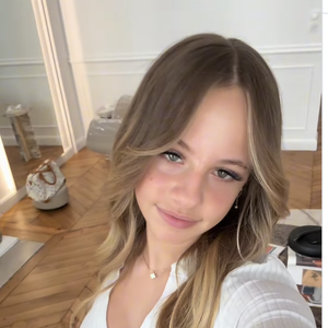 Giulia affiche sa nouvelle couleur de cheveux, beaucoup plus naturelle.