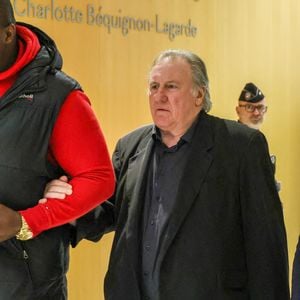 Gérard Depardieu à son procès pour agressions sexuelles sur deux femmes lors d'un tournage de film en 2021, au tribunal correctionnel de Paris, France, le 27 mars 2025. Depardieu, 76 ans, qui a réalisé plus de 200 films et séries télévisées, a été accusé de comportement inapproprié par une vingtaine de femmes, mais c'est la première affaire à être jugée. Les deux plaignantes - Amélie, 54 ans, décoratrice, et Sarah (nom modifié), 34 ans, assistante réalisatrice - allèguent une agression sexuelle lors du tournage en 2021 de « Les Volets Verts » du réalisateur Jean Becker. © Denis Guignebourg/Bestimage