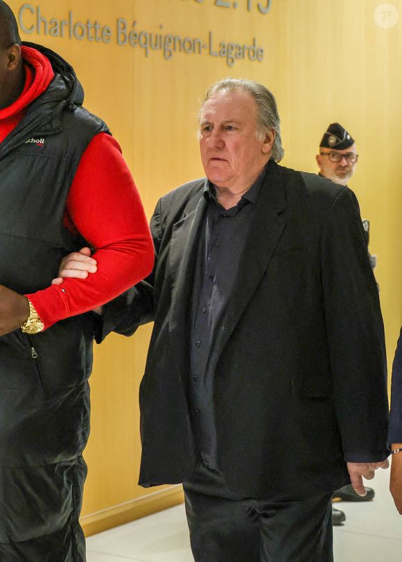 Gérard Depardieu à son procès pour agressions sexuelles sur deux femmes lors d'un tournage de film en 2021, au tribunal correctionnel de Paris, France, le 27 mars 2025. Depardieu, 76 ans, qui a réalisé plus de 200 films et séries télévisées, a été accusé de comportement inapproprié par une vingtaine de femmes, mais c'est la première affaire à être jugée. Les deux plaignantes - Amélie, 54 ans, décoratrice, et Sarah (nom modifié), 34 ans, assistante réalisatrice - allèguent une agression sexuelle lors du tournage en 2021 de « Les Volets Verts » du réalisateur Jean Becker. © Denis Guignebourg/Bestimage