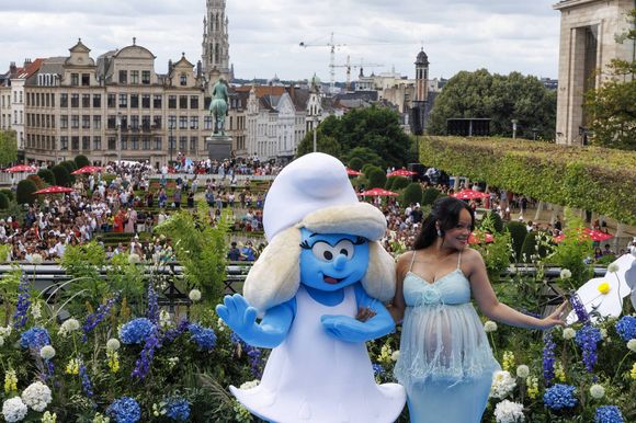 La chanteuse Robyn Rihanna Fenty pose avec la Schtroumpfette lors de la première mondiale du nouveau film 'De Smurfen/ Les Schtroumpfs, le 28 juin 2025 à Bruxelles, Belgique. Photo by ABACAPRESS.COM