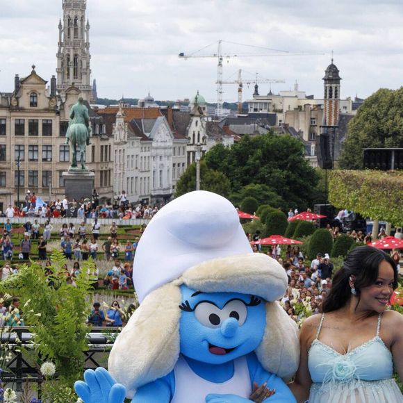 La chanteuse Robyn Rihanna Fenty pose avec la Schtroumpfette lors de la première mondiale du nouveau film 'De Smurfen/ Les Schtroumpfs, le 28 juin 2025 à Bruxelles, Belgique. Photo by ABACAPRESS.COM