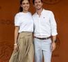 Venue avec son amoureux, elle a pris la pose avec Stanislas Gruau devant le mur iconique du Village, assortis dans des tenues estivales élégantes et décontractées.

Marine Lorphelin (Miss France) et son compagnon Stanislas Gruau au Village lors des Internationaux de France de Tennis de Roland Garros à Paris.  © Moreau / Jacovides / Bestimage