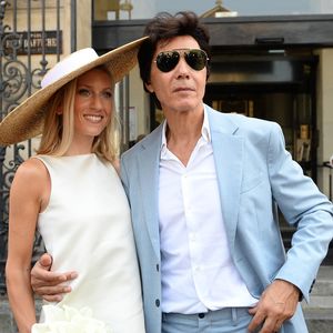 Les jeunes mariés, Jean-Luc Lahaye et sa femme Paola (Lahaye-Aubin) à la sortie de la mairie du 18ème arrondissement de Paris - J.L.Lahaye s'est marié en secondes noces avec sa compagne P.Aubin à la mairie du 18ème arrondissement de Paris, le 2 juillet 2025. © Agence / Bestimage