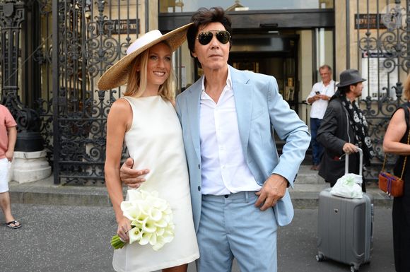 Les jeunes mariés, Jean-Luc Lahaye et sa femme Paola (Lahaye-Aubin) à la sortie de la mairie du 18ème arrondissement de Paris - J.L.Lahaye s'est marié en secondes noces avec sa compagne P.Aubin à la mairie du 18ème arrondissement de Paris, le 2 juillet 2025. © Agence / Bestimage