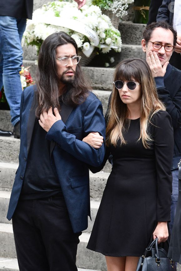 Lucien Gainsbourg (Lulu) et sa compagne - Sorties des obsèques de Jane Birkin en l'église Saint-Roch à Paris. Le 24 juillet 2023
© Jacovides-KD Niko / Bestimage