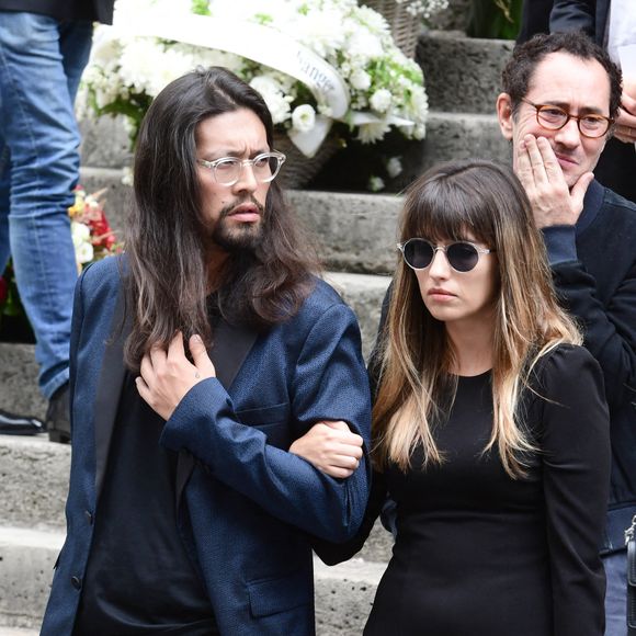Lucien Gainsbourg (Lulu) et sa compagne - Sorties des obsèques de Jane Birkin en l'église Saint-Roch à Paris. Le 24 juillet 2023
© Jacovides-KD Niko / Bestimage