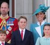 Le reste de la famille s’y rend tour à tour, à commencer par le prince William, Kate Middleton et leurs trois enfants...

Le prince William, prince de Galles, Le prince Louis de Galles, Le prince George de Galles, Catherine (Kate) Middleton, princesse de Galles, La princesse Charlotte de Galles - Les membres de la famille royale britannique au balcon de Buckingham Palace lors de la cérémonie Trooping the Colour à Londres, le 14 juin 2025. 
© Jams Whatling / Bestimage