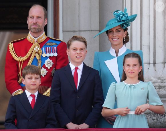 Le reste de la famille s’y rend tour à tour, à commencer par le prince William, Kate Middleton et leurs trois enfants...

Le prince William, prince de Galles, Le prince Louis de Galles, Le prince George de Galles, Catherine (Kate) Middleton, princesse de Galles, La princesse Charlotte de Galles - Les membres de la famille royale britannique au balcon de Buckingham Palace lors de la cérémonie Trooping the Colour à Londres, le 14 juin 2025. 
© Jams Whatling / Bestimage