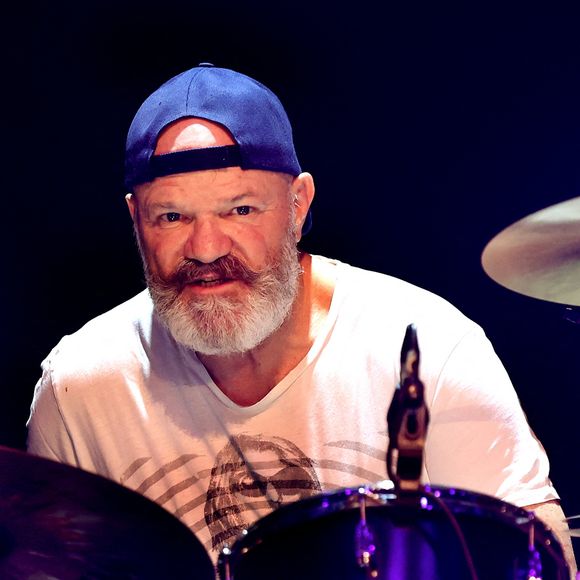 Exclusif - C'est pour l'ouverture du "Festival des fous rires de Bordeaux" que le presentateur tv Alex Jaffrey en compagnie du chef cuisinier Philippe Etchebest et de son groupe de rock "Chef and the Gang" presentent un spectacle musical et humoristique. Le celebre chef a chanté lui-meme plusieurs standards des années 70 à nos jours, le 19 Mars 2023. Patrick Bernard-Fabien Cottereau/BESTIMAGE