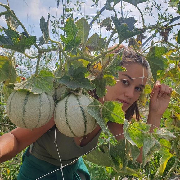 Lucie Lucas dans son petit village breton de Plorec