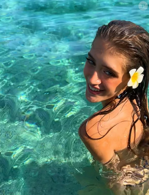 Elle a confié à "Télé-Loisirs" : "On m'a aussi dit la chanteuse Tate McRae. Et Angelina Jolie plusieurs fois."

Anna Valero a été élue Miss Centre-Val-de-Loire 2025