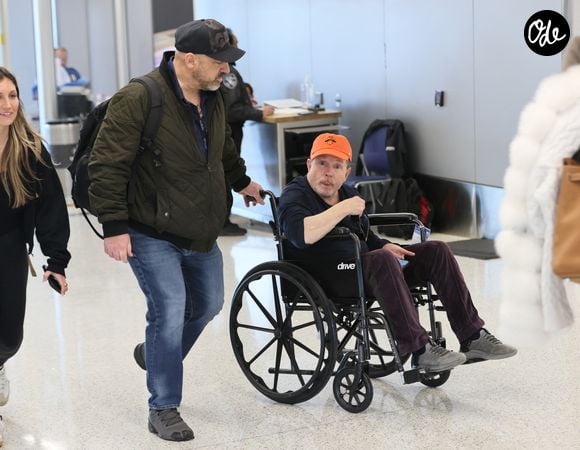 Exclusif - Michael J. Fox a été aperçu à son arrivée à Los Angeles en fauteuil roulant, alors qu'il poursuit son long et courageux combat contre la maladie de Parkinson.
Crédit : Backgrid USA / Bestimage