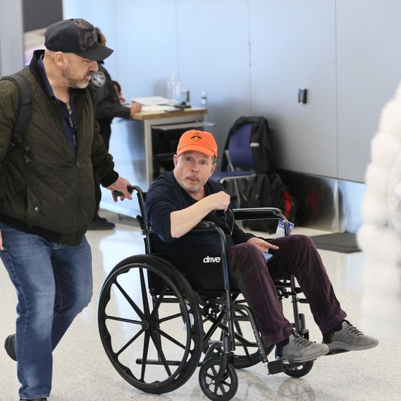 Exclusif - Michael J. Fox a été aperçu à son arrivée à Los Angeles en fauteuil roulant, alors qu'il poursuit son long et courageux combat contre la maladie de Parkinson.
Crédit : Backgrid USA / Bestimage