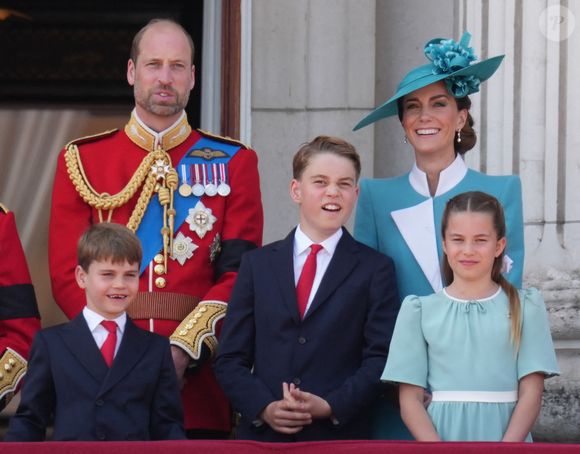 Le prince William, prince de Galles, Le prince Louis de Galles, Le prince George de Galles, Catherine (Kate) Middleton, princesse de Galles, La princesse Charlotte de Galles - Les membres de la famille royale britannique au balcon de Buckingham Palace lors de la cérémonie Trooping the Colour à Londres, le 14 juin 2025. Affecté par le crash du Boeing 787 Dreamliner à Ahmedabad du 12 juin, le souverain et les officiels porteront un brassard noir en hommage aux plus de 270 victimes. Bon nombre d'elles étaient des ressortissants britanniques.
© James Whatling / Bestimage