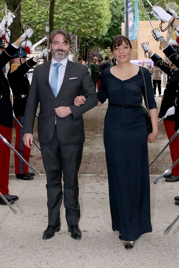 Le prince affirme qu'il s'agit d'un braquage qui le touche personnellement.

Prince Joachim Murat et Princesse Yasmine Murat - Grand Gala de Saint-Cyr 2024 au Pavillon de l'Élysée à Paris, France, le 30 juin 2024. © Bertrand RindoffBestimage