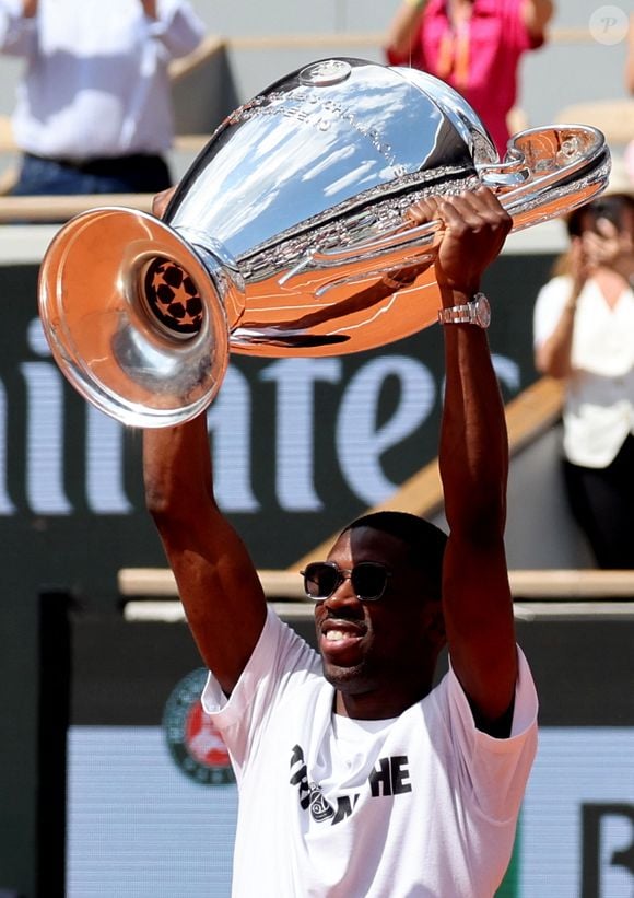Ousmane Dembélé (PSG) présente le trophée de la Ligue des champions sur le court Philippe-Chatrier lors des internationaux de France de Tennis de Roland Garros 2025 (Jour 9), à Paris, France, le 2 juin 2025. © Jacovides-Moreau/Bestimage