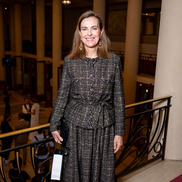 Malgré un malaise survenu sur scène en octobre 2025, la maman de Dimitri et Louis refuse d'ailleurs catégoriquement d'abandonner son métier.

Carole Bouquet au défilé Stéphane Rolland Collection Haute Couture Automne/Hiver 2025-2026 lors de la Fashion Week de Paris (PFW) au théâtre des Champs-Élysées, à Paris, le 8 juillet 2025. 

© Pierre Perusseau/Bestimage