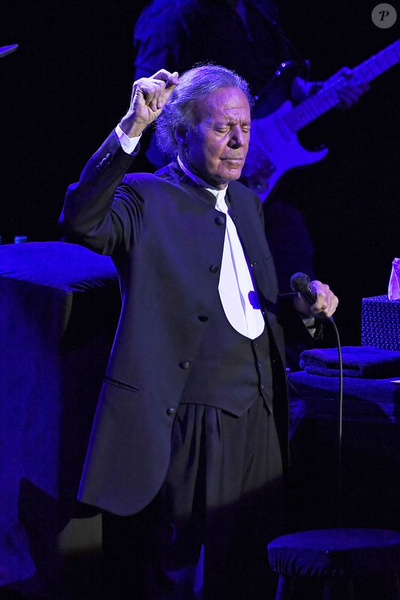 Selon l’enquête, les employées auraient été soumises à de nombreuses règles strictes ; Julio Iglesias n’aurait pas répondu aux sollicitations et reste présumé innocent.

Julio Iglesias en concert au Royal Albert Hall à Londres, le 28 octobre 2019. © AGENCE / BESTIMAGE