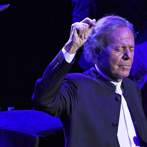 Selon l’enquête, les employées auraient été soumises à de nombreuses règles strictes ; Julio Iglesias n’aurait pas répondu aux sollicitations et reste présumé innocent.

Julio Iglesias en concert au Royal Albert Hall à Londres, le 28 octobre 2019. © AGENCE / BESTIMAGE
