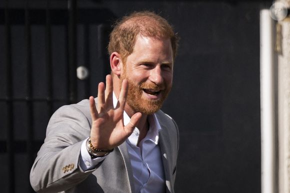 Le duc de Sussex part après une visite au Community Recording Studio (CRS) à Nottingham, pour l'annonce d'un don substantiel à Children in Need pour aider à soutenir leur travail de lutte contre la violence affectant les jeunes.  9 septembre 2025. ©  Chown Aaron/PA Photos/ABACA