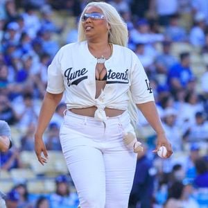 Dans une interview, elle détaille ses repas équilibrés et insiste sur l’importance de l’hydratation. 

Le 19 juin 2025, à Los Angeles, Californie, États-Unis : Lizzo effectue le lancer d’honneur avant le match de saison régulière de la MLB opposant les Los Angeles Dodgers aux San Diego Padres, le jeudi 19 juin 2025, au Dodger Stadium à Los Angeles.
Crédit photo : JAVIER ROJAS/PI (Image © PI via ZUMA Press Wire)