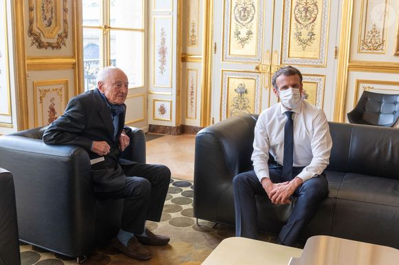 Le président de la République française, Emmanuel Macron reçoit le sociologue Edgar Morin, à l'occasion de ses 100 ans, au palais de l'Elysée à Paris, France, le 8 juillet 2021. 

Photo par Jacques Witt/Pool/Bestimage