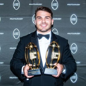 D’après les informations de Paris Match, les deux stars seraient en couple

Antoine Dupont a été élu meilleur joueur de la saison 2023-2024 du Top 14 - Soirée de la 20ème édition de la Nuit du Rugby à Paris le 23 septembre 2024.