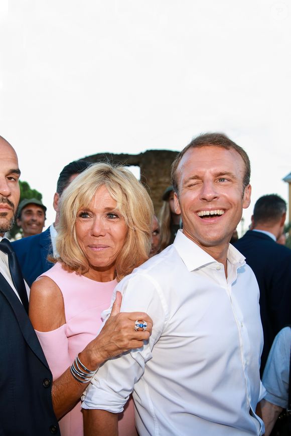 Semi-Exclusif - NO WEB - NO BLOG - Le Président de la République Emmanuel Macron et sa femme la Première Dame Brigitte Macron (Trogneux) ont participé à un pot de l'amitié suivi d'un bain de foule sur la place centrale du village de Bormes-les-Mimosas, le 17 août 2018. © Jacovides/Moreau/Bestimage