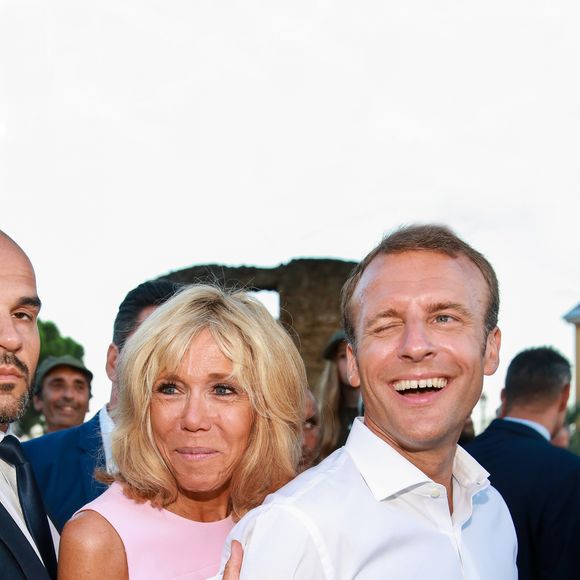 Semi-Exclusif - NO WEB - NO BLOG - Le Président de la République Emmanuel Macron et sa femme la Première Dame Brigitte Macron (Trogneux) ont participé à un pot de l'amitié suivi d'un bain de foule sur la place centrale du village de Bormes-les-Mimosas, le 17 août 2018. © Jacovides/Moreau/Bestimage