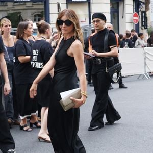 Clotilde Courau -  Les célébrités au défilé AMI "Collection Homme Prêt-à-Porter Printemps/Eté 2026" lors de la Fashion Week de Paris, le 25 juin 2025
© Denis Guignebourg / Bestimage