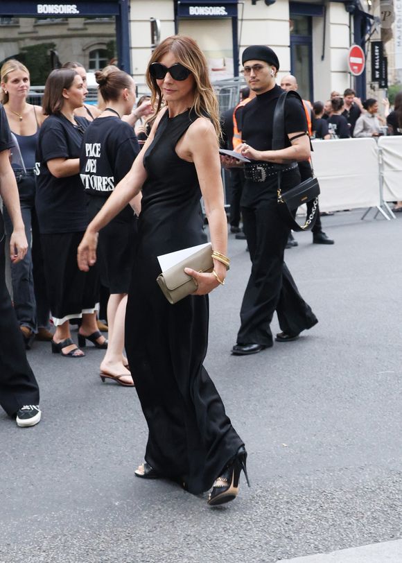 Clotilde Courau -  Les célébrités au défilé AMI "Collection Homme Prêt-à-Porter Printemps/Eté 2026" lors de la Fashion Week de Paris, le 25 juin 2025
© Denis Guignebourg / Bestimage