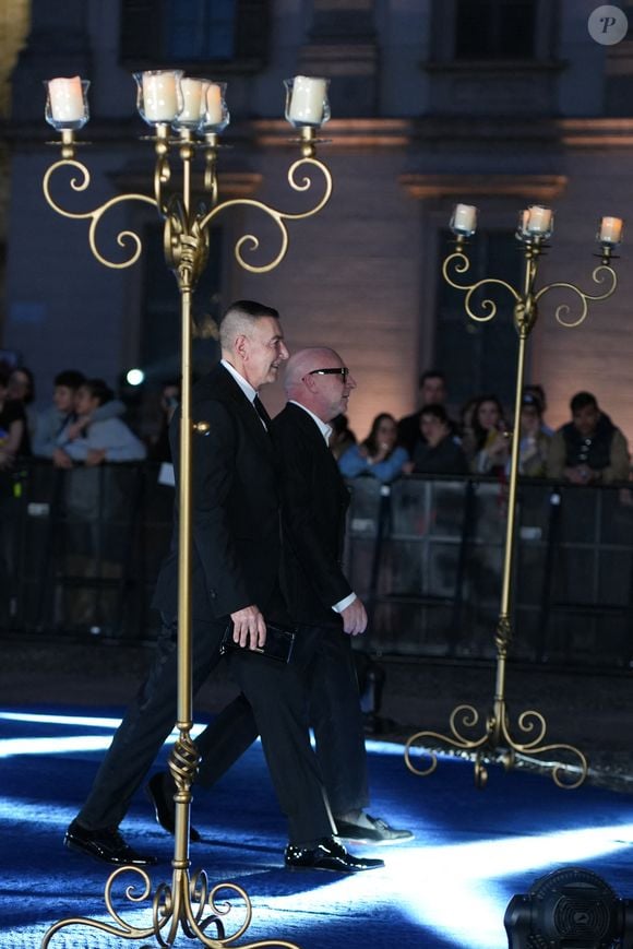 Stefano Gabbana et Domenico Dolce arrivent à la première mondiale de l'exposition Dolce&Gabbana « From The Heart To The Hands » au Palazzo Reale le 6 avril 2024 à Milan, Italie.