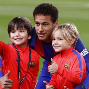 Le footballeur Neymar et son fils Davi Lucca da Silva lors du match FC Barcelone contre le Celta Vigo à Barcelone le 4 mars 2017. ©GTRES / BESTIMAGE
