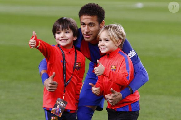 Le footballeur Neymar et son fils Davi Lucca da Silva lors du match FC Barcelone contre le Celta Vigo à Barcelone le 4 mars 2017. ©GTRES / BESTIMAGE
