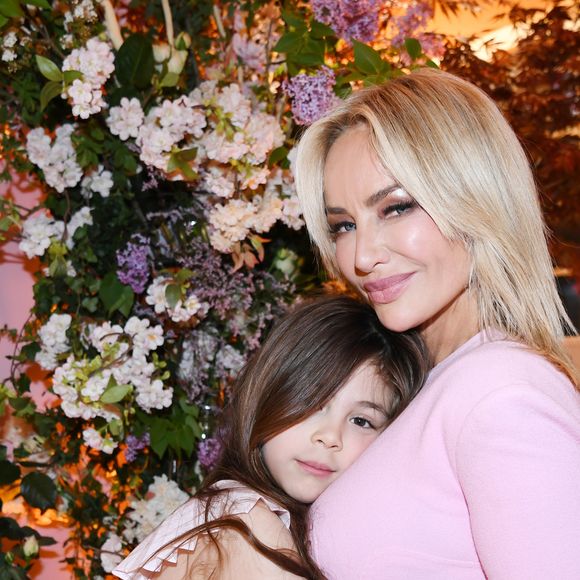 Adriana Karembeu et son compagnon ont enchaîné les attractions.

Adriana Karembeu avec sa fille Nina - A l'occasion de la fête des Mères, Adriana Karembeu et Lenôtre s'associent pour créer l'entremets "Nina" au Pré Catelan à Paris le 29 avril 2025.
Cette création à quatre mains est le fruit d'une complicité artistique entre Adriana Karembeu, icône internationale de la mode, ambassadrice engagée, maman au grand cœur et Étienne Leroy Chef Patissier Lenôtre el Champion du Monde de la Pâtisserie.
Pensé comme une rose à offrir, l'entremets « Nina » est symbole de tendresse, de lien et de partage. Cette co-création soutient la Croix-Rouge française, 5% des bénéfices seront reversés à l'association, auprès de laquelle Adriana Karembeu est ambassadrice depuis plus de 25 ans. © Rachid Bellak/Bestimage