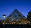 Le musée du Louvre a été victime d'un vol.

Illustration du chaudron vu du musée du Louvres avec la flamme olympique qui survole le jardin des Tuileries lors des Jeux Olympiques de Paris  (JO).
