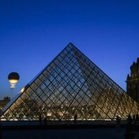 Un animateur TV français au Louvre face aux fameux bijoux : "Cette image commence à circuler…"