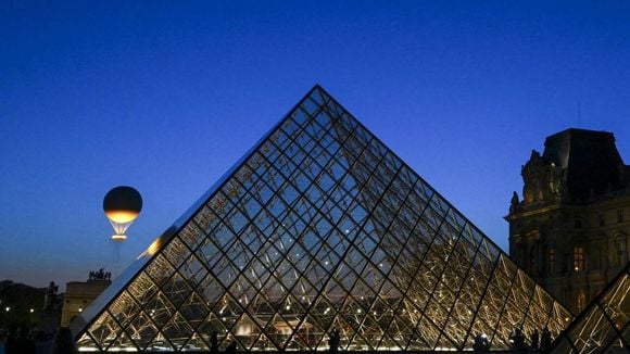 Un animateur TV français au Louvre face aux fameux bijoux : "Cette image commence à circuler…"