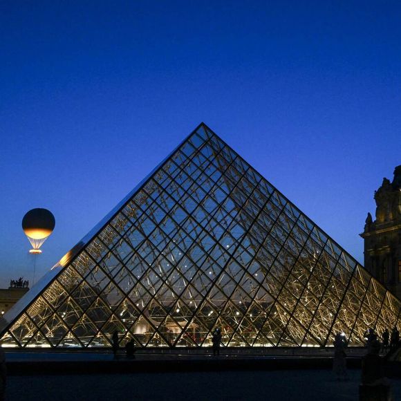 Le musée du Louvre a été victime d'un vol.

Illustration du chaudron vu du musée du Louvres avec la flamme olympique qui survole le jardin des Tuileries lors des Jeux Olympiques de Paris  (JO).