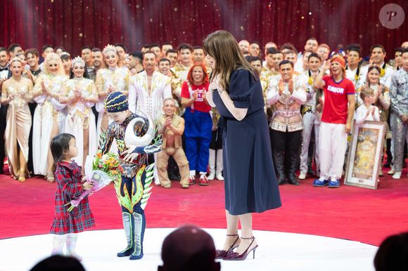 Camille Gottlieb remet la ‘COUPE EN MEMOIRE DE LA PRINCESSE ANTOINETTE’ (à la plus jeune artiste du Festival) à Bud Chinguudin de la troupe Bud-X Roses - Soirée de clôture du 47ème Festival International du Cirque de Monte-Carlo sous le chapiteau de Fontvieille à Monaco, le 21 janvier 2025. © Olivier Huitel / Pool Monaco / Bestimage